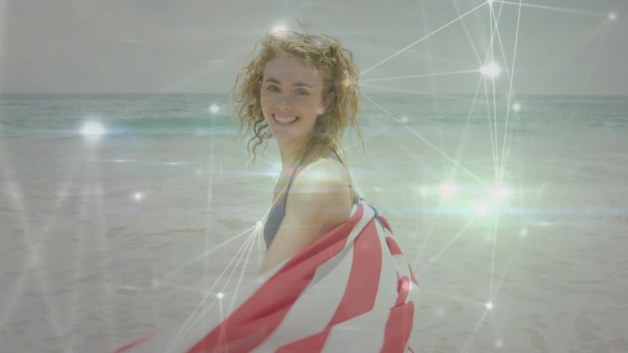 Donna che afferra una bandiera americana e corre, poi gira e ondeggia lungo la costa, promuovendo il turismo.