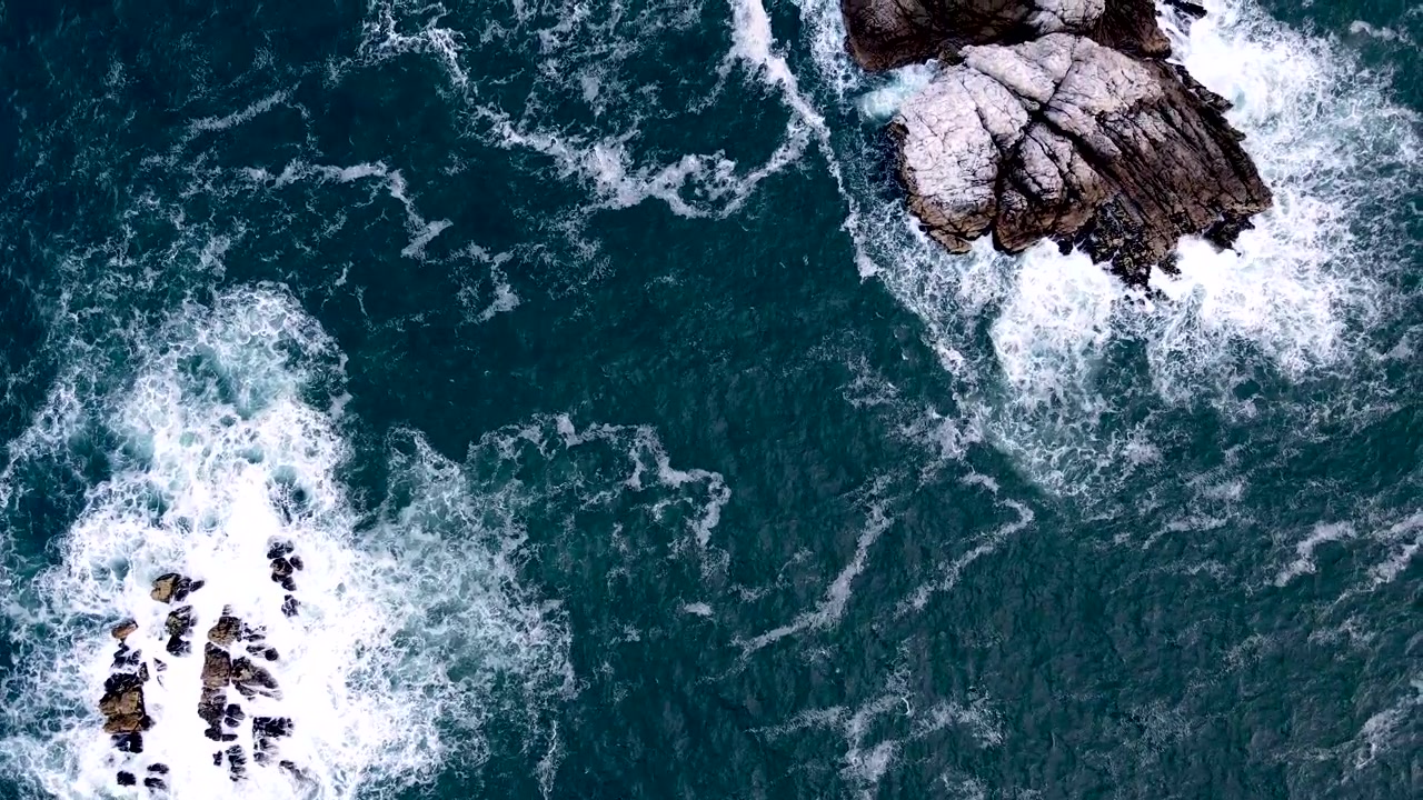 Mareggiata atlantica intorno a scogli marini e alla costa, drammatica veduta aerea dall'alto