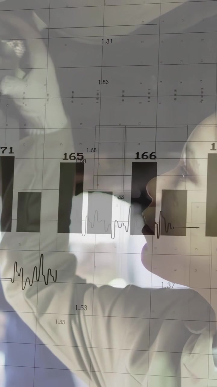 Video verticale: Tecnico automobilistico che alza la mano ispezionando l'unità sul tetto mentre i grafici si azzerano e i numeri aumentano.