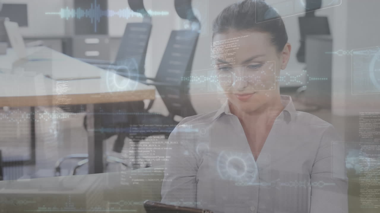 animación de procesamiento de datos sobre mujer de negocios caucásica que trabaja en la oficina.