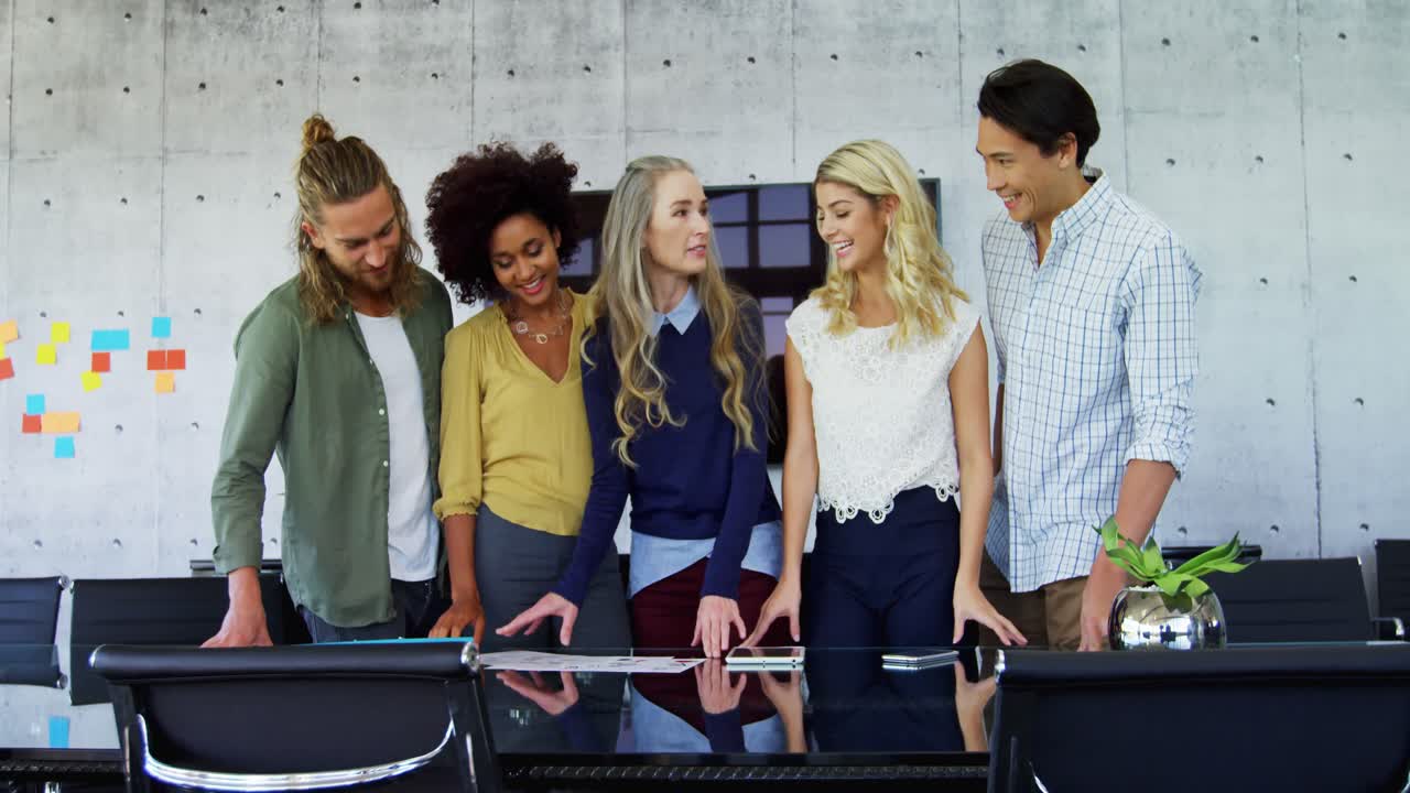 colegas interactuando entre sí 4k