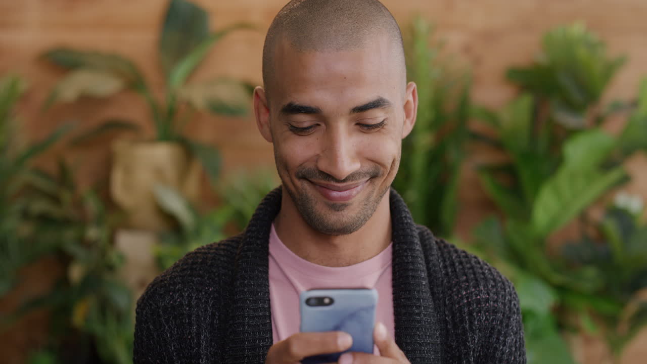 ritratto ravvicinato di un giovane ispanico che usa uno smartphone che legge messaggi di testo online che sembra pensieroso comunicazione mobile in rallentatore