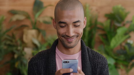 Primer-Plano-Retrato-De-Un-Joven-Hispano-Usando-Un-Teléfono-Inteligente-Leyendo-Mensajes-De-Texto-En-Línea-Mirando-Pensativo-Comunicación-Móvil-En-Cámara-Lenta