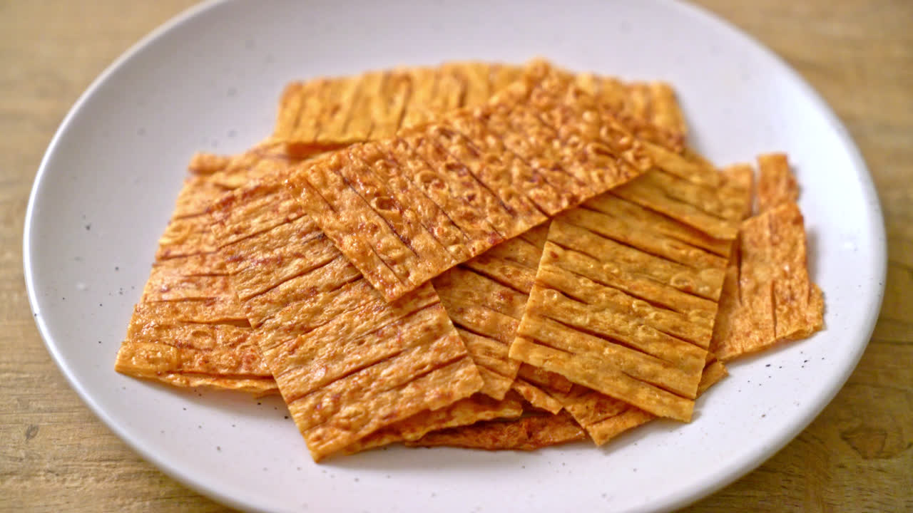 접시에 오징어 해산물 스낵