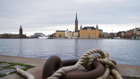 Stockholmer-Stadtbild-Mit-Dem-Kanal-Im-Vordergrund,-Dolly-Aufnahme