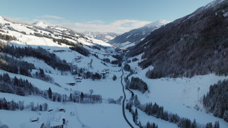 Langau-Ciudad-Rural-En-Un-Paisaje-Montañoso-Y-Densamente-Boscoso-Durante-El-Invierno-En-La-Baja-Austria