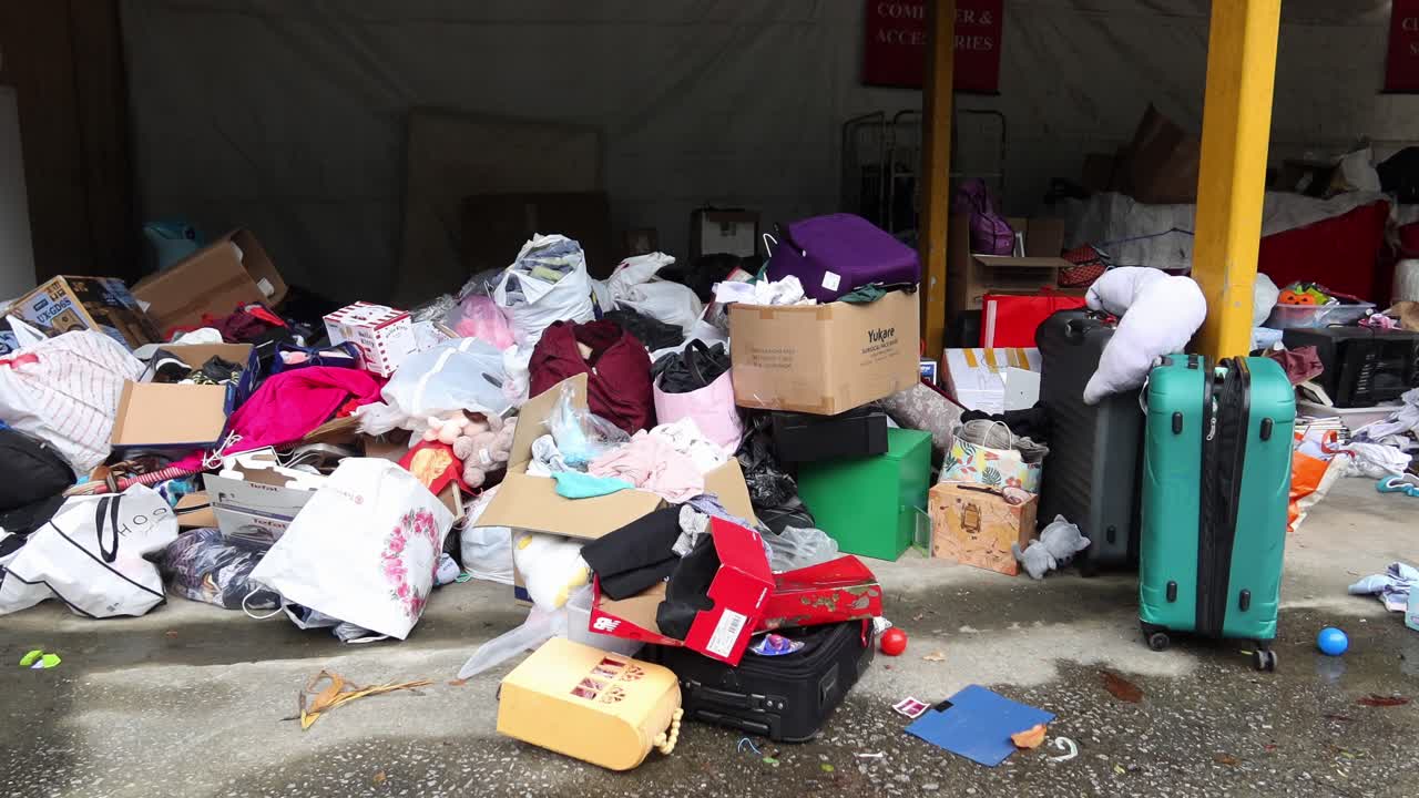 gran pila de artículos desechados y basura