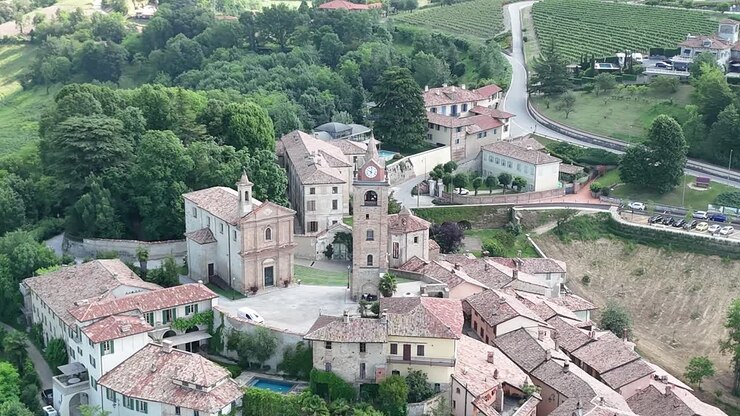 Monforte d'Alba, regione delle Langhe, Cuneo, Piemonte, Italia. Vista aerea in 4K della piazza della chiesa, della torre dell'orologio e dell'auditorium Horszowski. Langhe-Roero e Monferrato. Girando a destra.