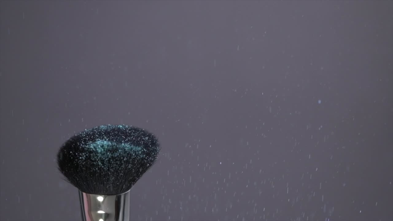 여성 손의 손짓, 손가락이 반이는 화장품 브러쉬에.