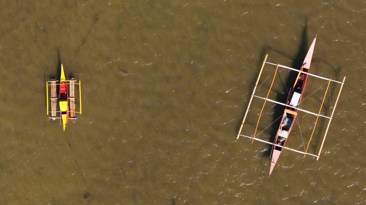 Droneoptagelse ovenfra af traditionelle Bangka-både i Puerto Princesa, Palawan.