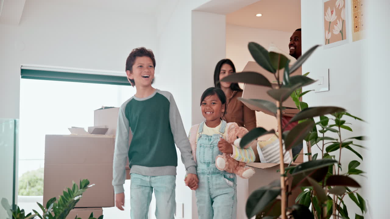 familia feliz mudándose a una nueva casa