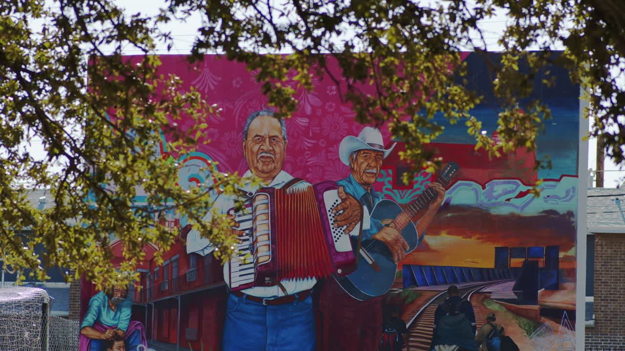 el corazón de la cultura chicana: vibrante mural de música mexicana en el paso