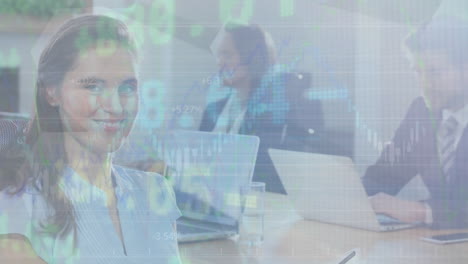 animación del procesamiento de datos sobre diversas personas de negocios que trabajan en la oficina