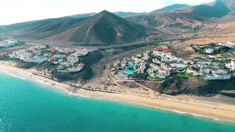 Vista-Aérea-De-Un-Hotel-De-Lujo-A-Lo-Largo-De-La-Costa-Hotel-Princess-Fuerteventura,-Islas-Canarias,-España