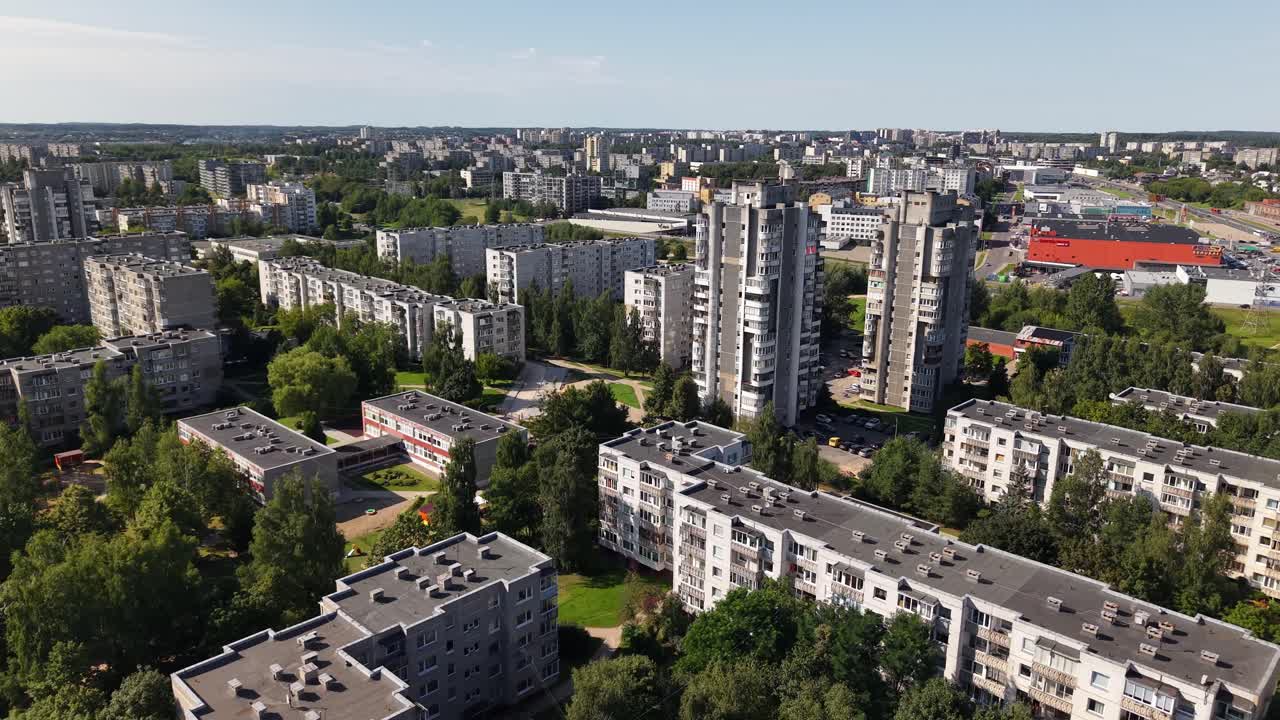 Аэросъемка горизонтального перемещения к двум башням Шяшкине на фоне жилых кварталов