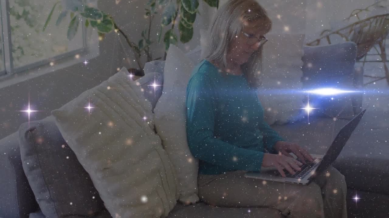 анимация сетей соединений с светящимися пятнами над кавказской женщиной с помощью ноутбука