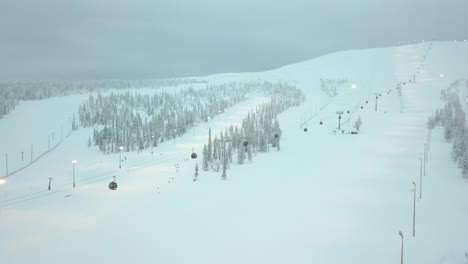 Ein-Skigebiet-Mitten-Im-Winter-In-Ylläsjärvi,-Lappland,-Finnland