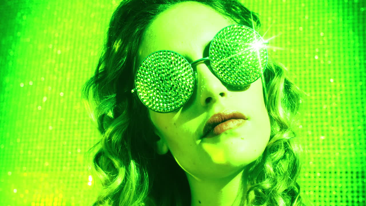 женщина очки сумасшедшая 4k 03