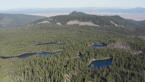 Wunderschöne-Luftaufnahme-In-Zeitlupe-Der-Wildnis-Der-Himmelsseen,-Kleine-Seen-Dazwischen,-Die-Wildnis-Eines-Waldes-In-Einem-Milden,-Kalten-Klima-Vor-Natürlichem-Hintergrund