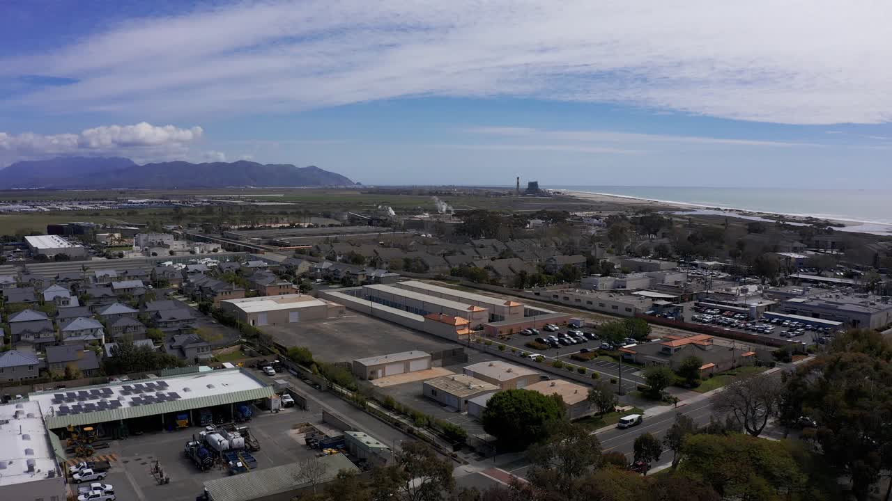 tomada aérea inversa de un parque industrial en port hueneme a lo largo del océano pacífico en california