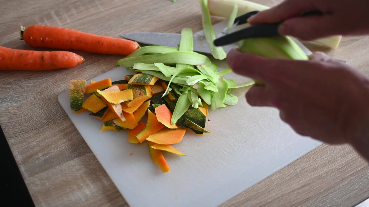 Pelare zucchine fresche con il pelapatate in cucina