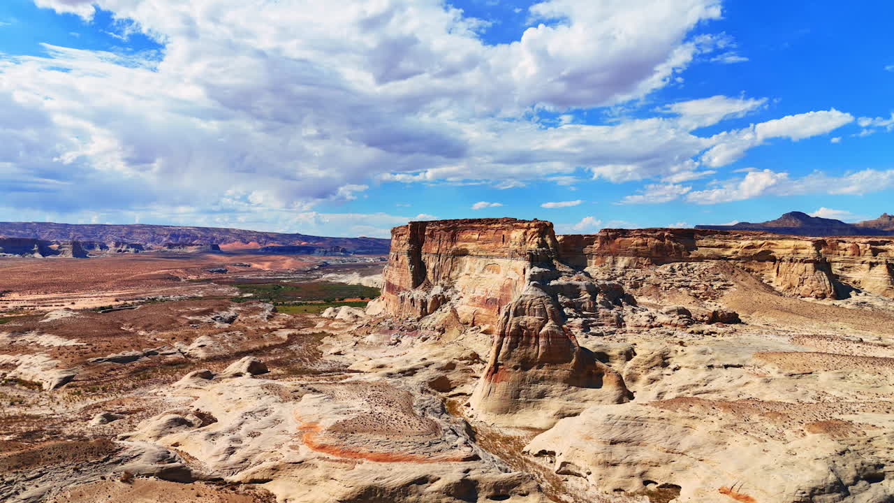 Panoramautsikt over den vakre steinete dalen og klippene. Filmopptak med drone over de utrolige geologiske formasjonene i Lone Rock Beach Campground, Kane County, Utah, USA