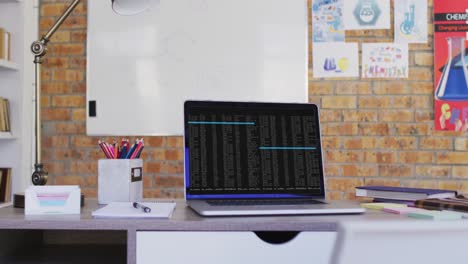 una computadora portátil acostada en el escritorio en la oficina y procesando datos