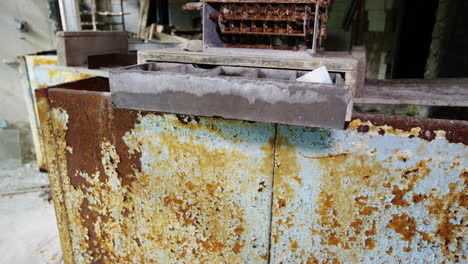 contador oxidado y caja registradora antigua abandonada en la ciudad fantasma de pripyat