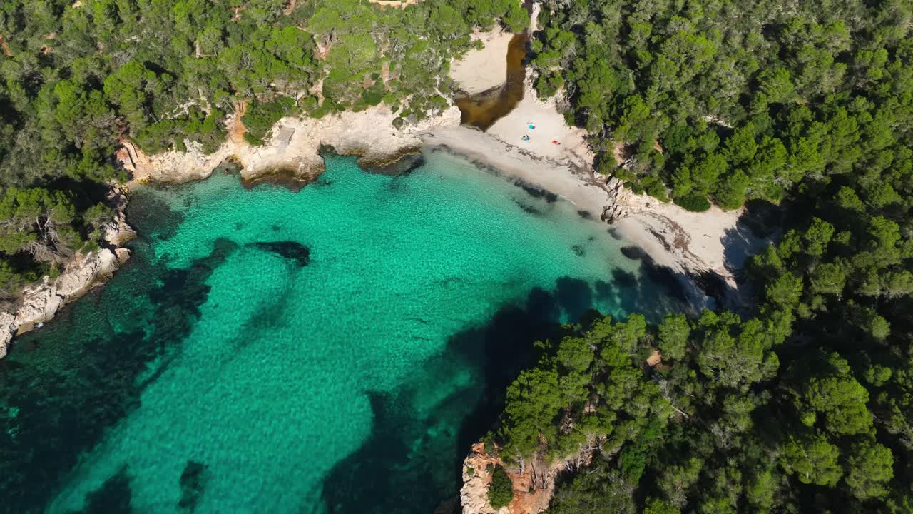 Veduta aerea della spiaggia incontaminata di Es Talaier con acqua cristallina a Minorca, Spagna.