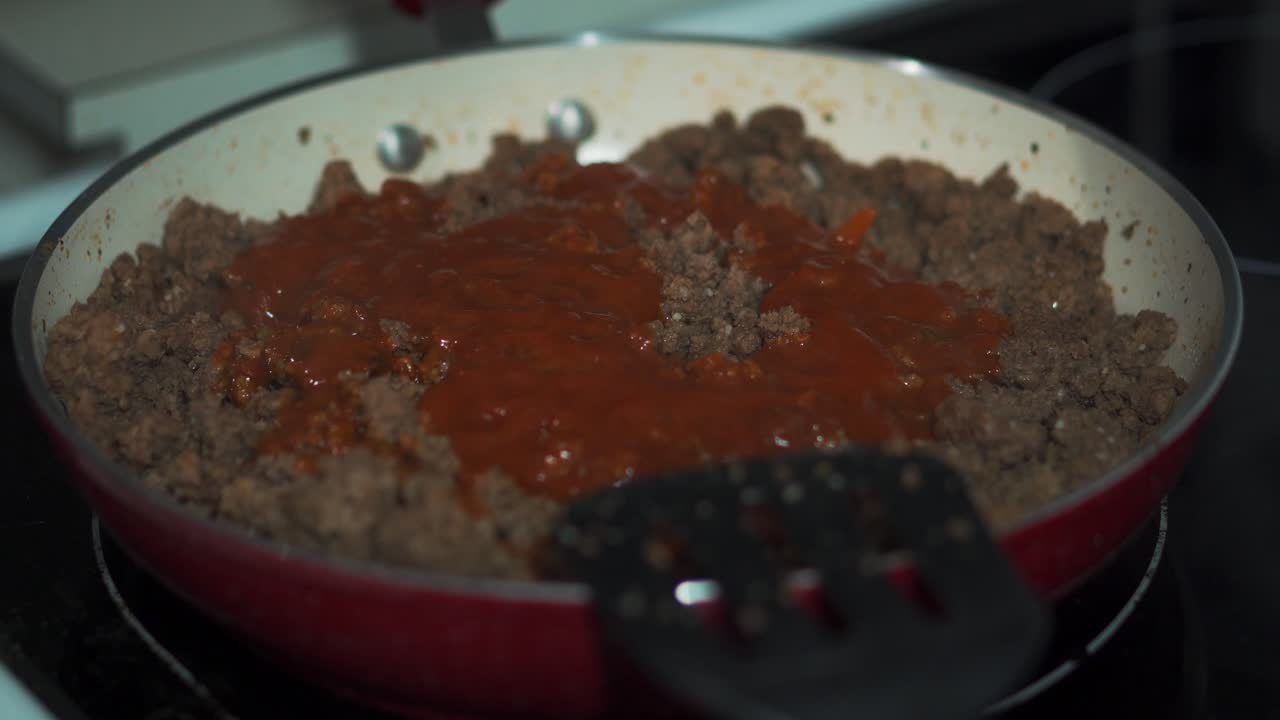 salsa vertida sobre carne molida