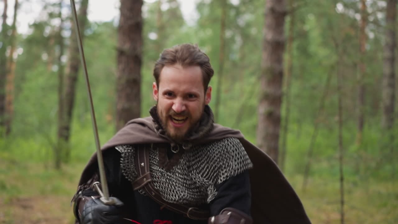 el caballero en cadena corre a atacar.