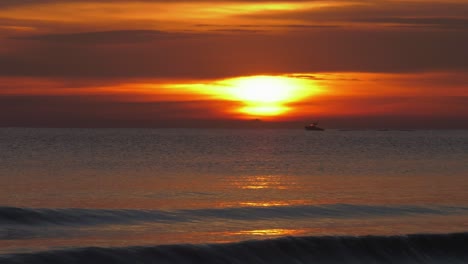 Barco-De-Pescadores-Deportivos-En-El-Horizonte-Contra-El-Amanecer-Dorado,-Mediterráneo,-España