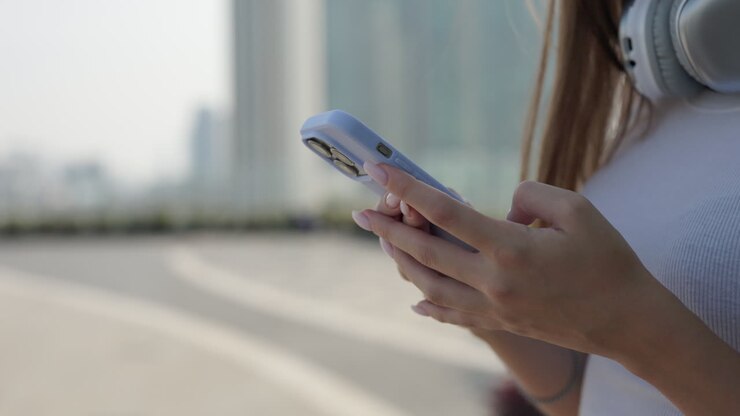 Donna che usa uno smartphone con le cuffie