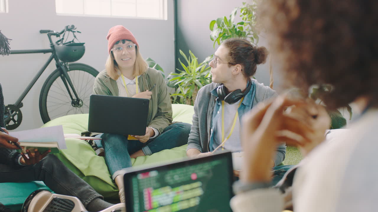 jóvenes en una empresa tecnológica de nueva creación