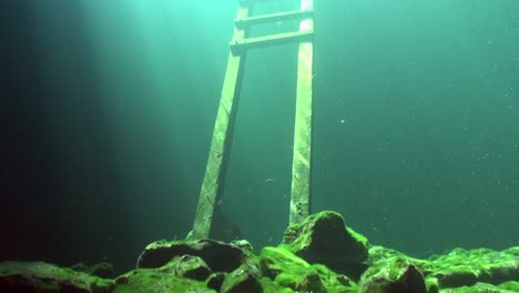 escalera de madera en un cenote mexicano