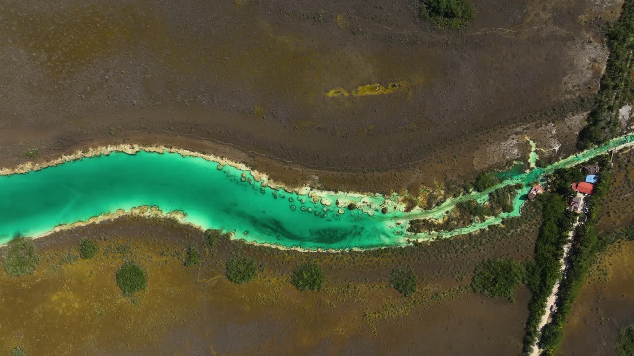 햇볕이 잘 드는 멕시코의 rapidos de bacalar 위의 조감도 - 세니탈, 드론 샷