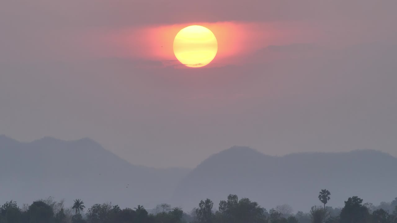 자연의 장면 아름다운 저녁 하늘에 큰 일몰. 배경은 은 일몰 전체와 산, 숲