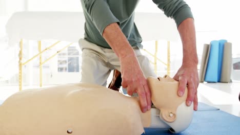 paramédico masculino durante la reanimación cardiopulmonar