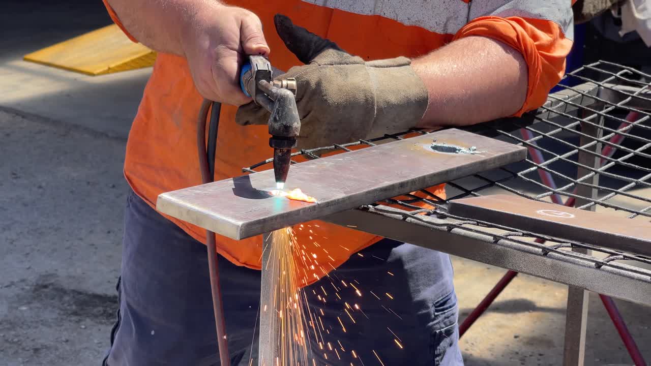 soldador de gas que se usa para hacer un agujero en una hoja de acero