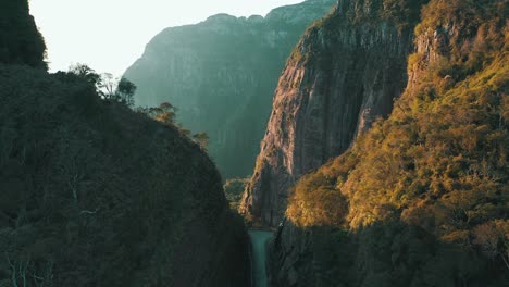 increíble camino de montaña de la selva tropical con grandes paredes rocosas en ambos lados, serra do corvo branco, grão pará, santa catarina, brasil