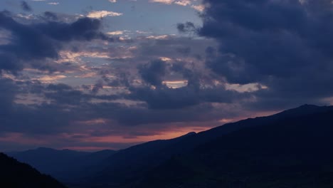 el espectacular horizonte de nubes oscuras y la luz del sol rompiendo sobre kaprun, austria