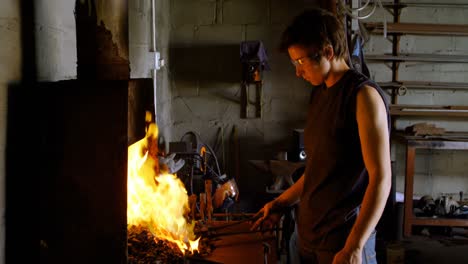 metalúrgica calentando una herradura en el fuego 4k