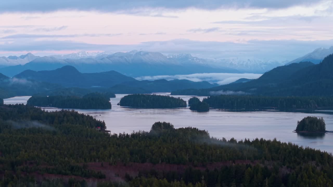 tomada de drone de tofino en la isla de vancouver que muestra colores de otoño, costa escarpada y olas del océano en una vista aérea panorámica.