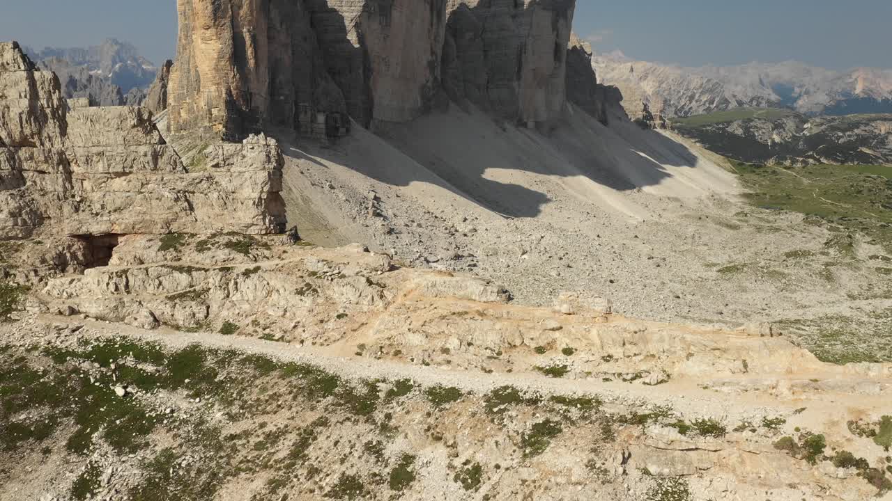 Et luftfoto af Dolomitternes massive granitvægge