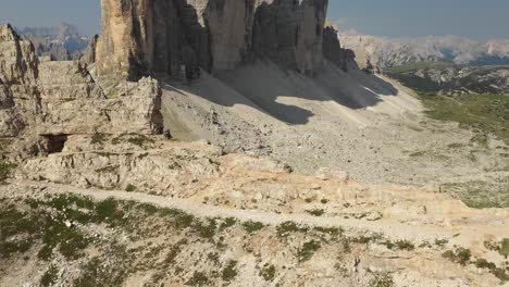 una vista aérea de las enormes paredes de granito de los dolomitas