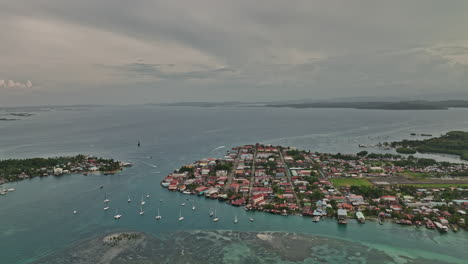 Bocas-Del-Toro-Panamá-Antena-V16-Cinemática-Vista-De-Pájaro-Sobrevuelo-De-La-Isla-De-La-Bahía,-Inclinación-Hacia-Arriba-Capturando-La-Ciudad-Con-La-Pista-Del-Aeropuerto-Y-El-Hermoso-Paisaje-Marino-Del-Mar-Caribe---Filmada-Con-Mavic-3-Cine---Abril-De-2022