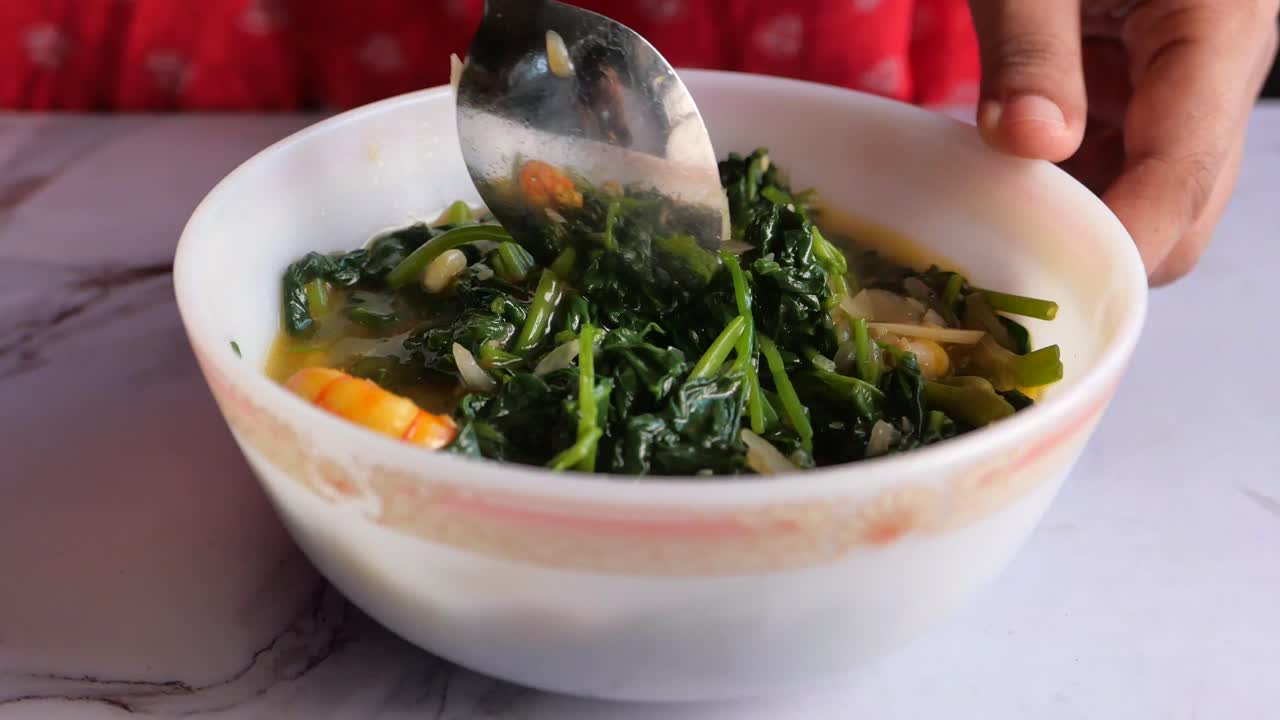 맛있는 새우와 스파나치 수프를 먹고 있습니다.
