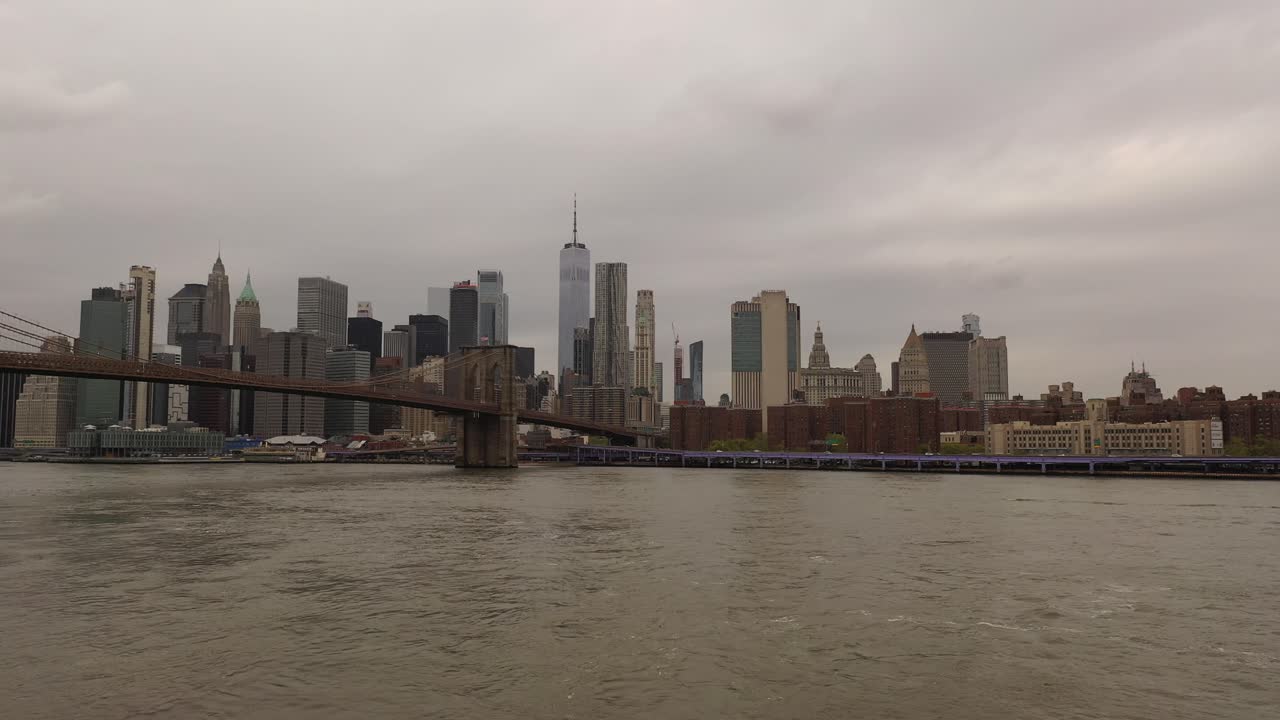 Una vista aerea sull'East River in una giornata nuvolosa
