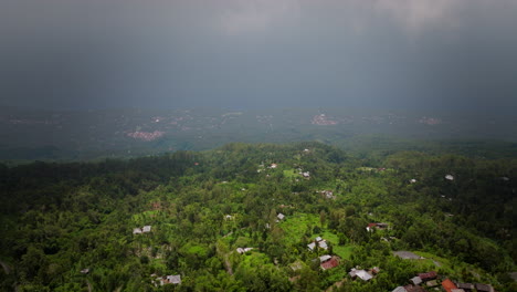 Pueblos-De-Montaña-En-La-Ladera-Empinada-Cerca-Del-Monte-Batur-En-Bali,-Indonesia