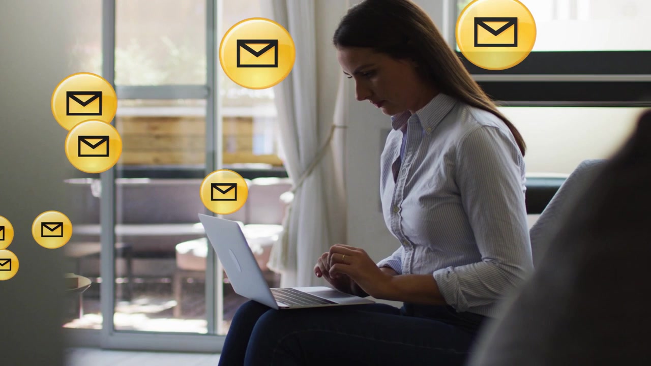 Donna che lavora al laptop in un patio per affari, con icone di buste che fluttuano intorno a lei mentre digita.
